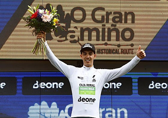 Samuel Fernández, en el podio con el malliot blanco.