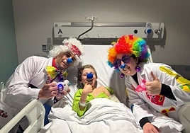 Javier, ingresado en el HUCA, con los payasos que hacen más llevaderos los ingresos de los niños. foto cedida por los padres de javier