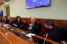 El rector de la Universidad, Ignacio Villaverde, segundo por la derecha, en el Consejo de Gobierno.