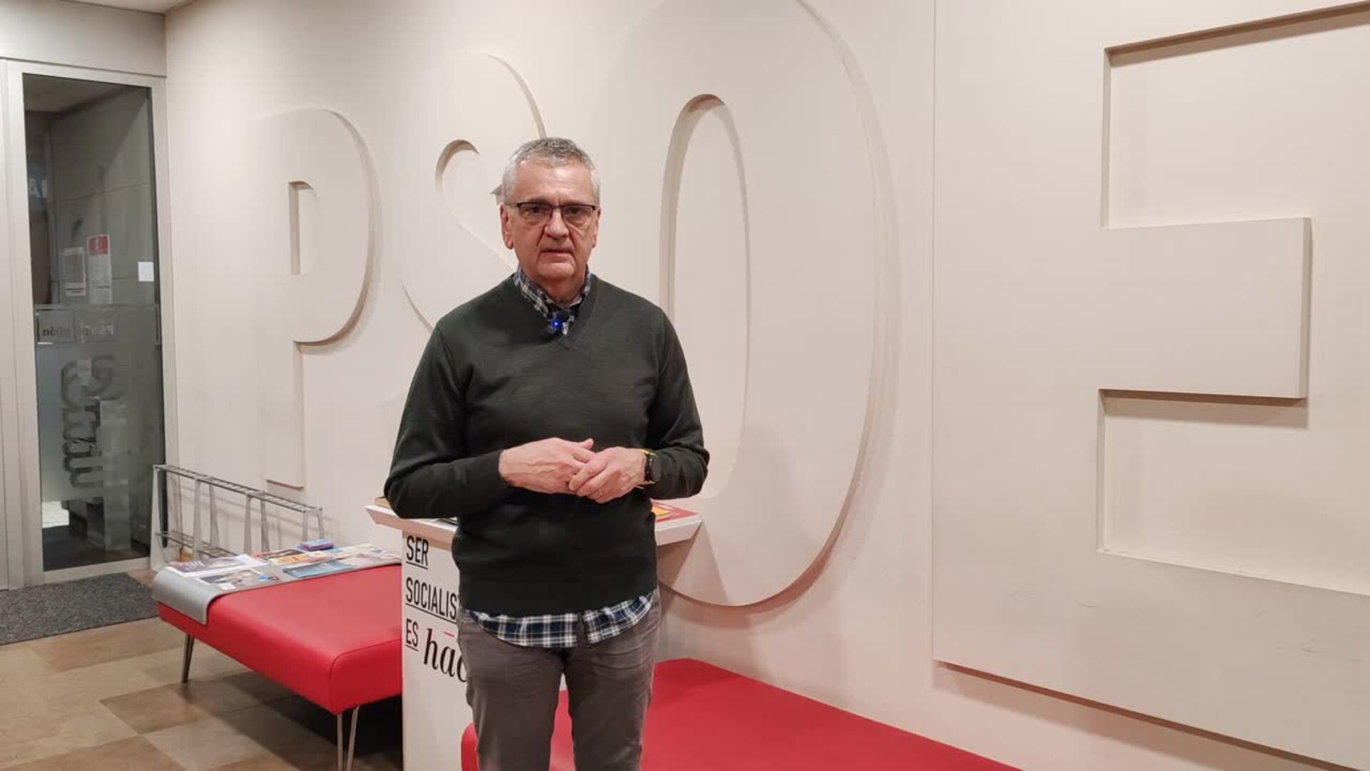 Manuel Vallina, cirujano y jefe de servicio de angiología y cirugía vascular del Hospital de Cabueñes, felicita a EL COMERCIO