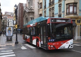 Uno d elos nuevos autobuses eléctricos de EMTUSA.