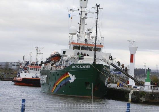 El barco de Greenpeace en Avilés.