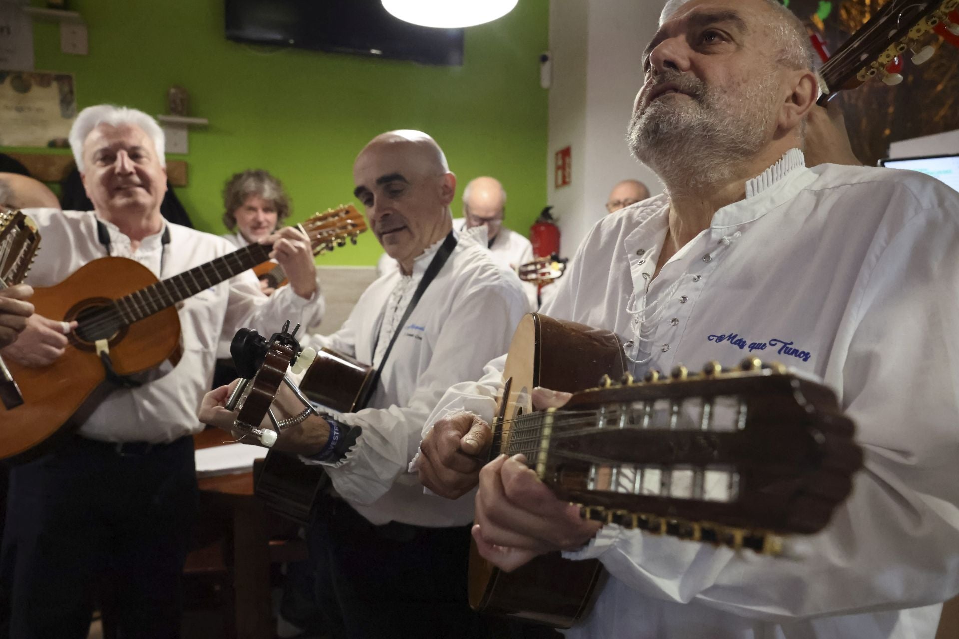 Los Cancios de Chigre iluminan Siero