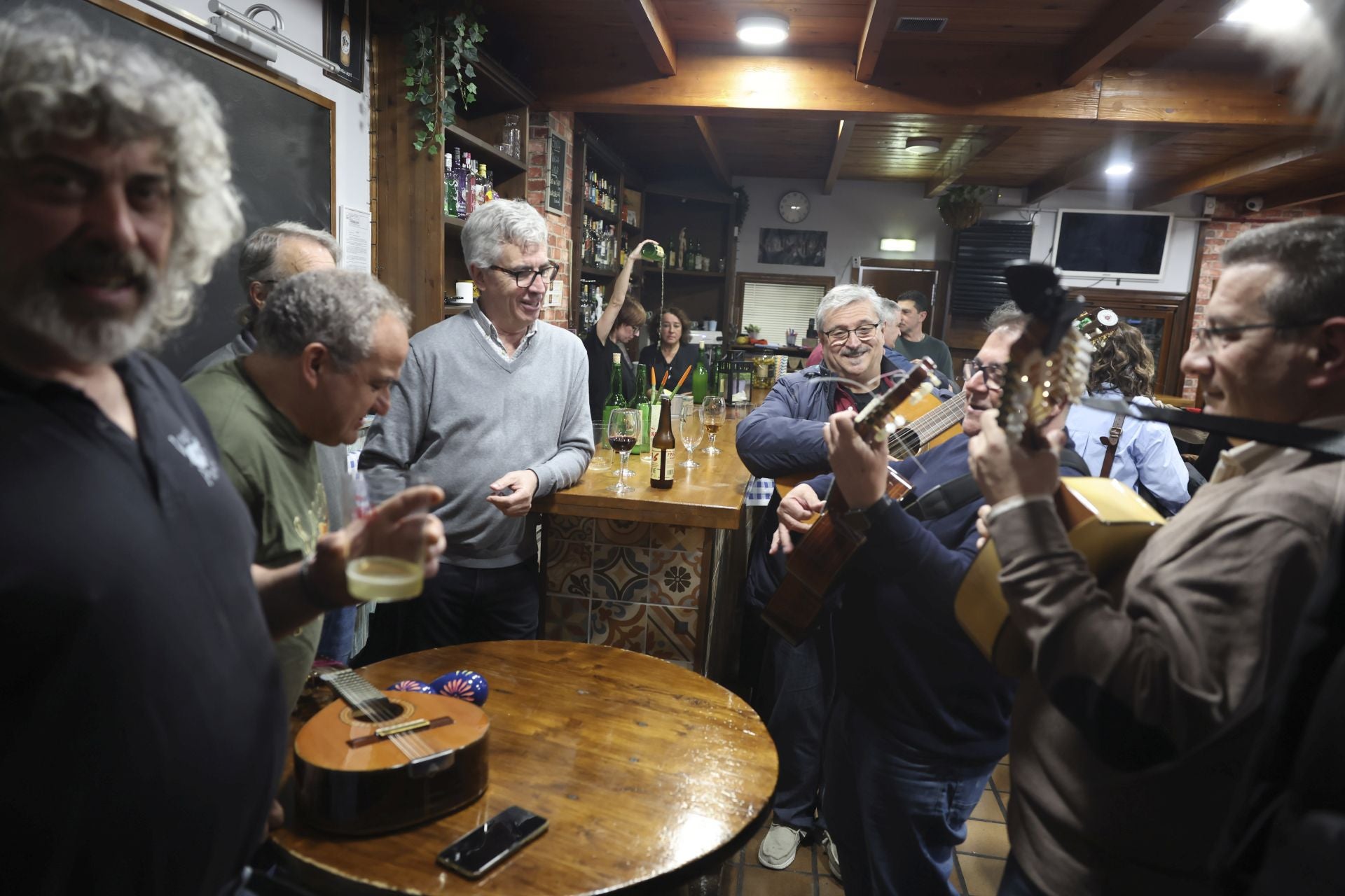 Los Cancios de Chigre iluminan Siero
