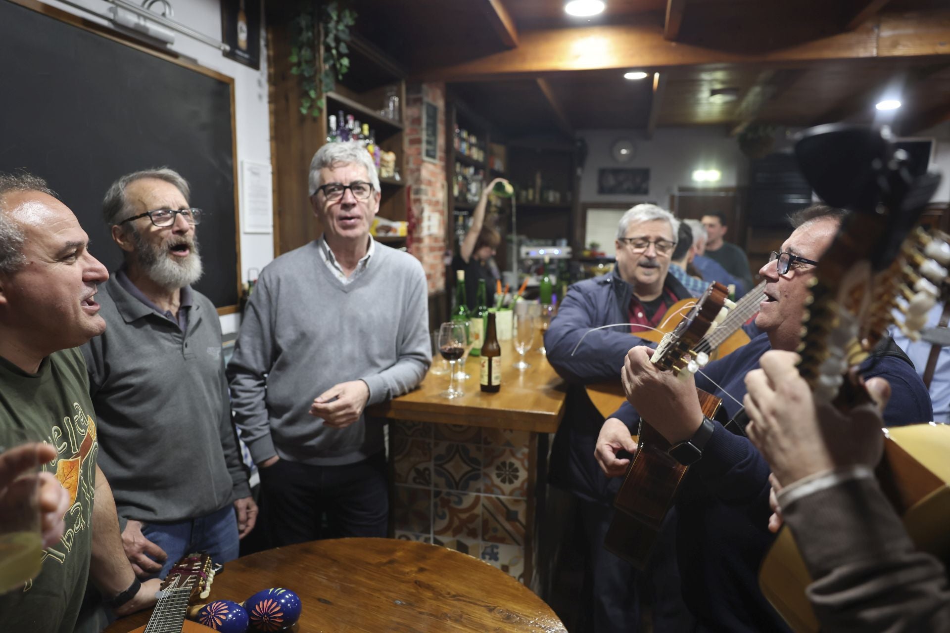 Los Cancios de Chigre iluminan Siero