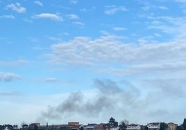 Una de las quemas incontroladas desde la Sierra de Granda, este viernes, visible desde diversos puntos de la zona centro.