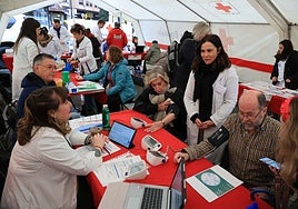 Participantes en las pruebas y cribados de la carpa de Semergen y Sefac en la plaza del Parchís