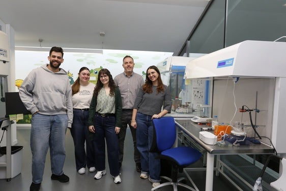 David Rodríguez, Corona Morató, Helena Herrada, Alejandro Fernández y Lucía Celada, en las instalaciones del nuevo laboratorio de bioimpresión de Idonial, ubicado en la sede de Gijón.