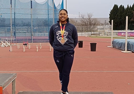 Marileydis Savignon, en el podio con su medalla de bronce.
