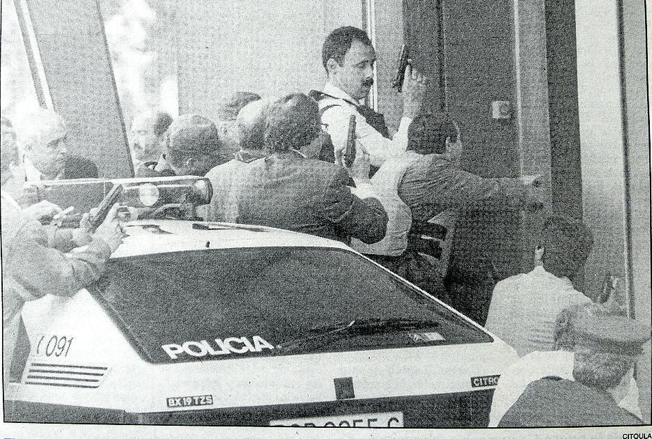 Despliegue policial ante los antiguos juzgados de Prendes Pando. citoula