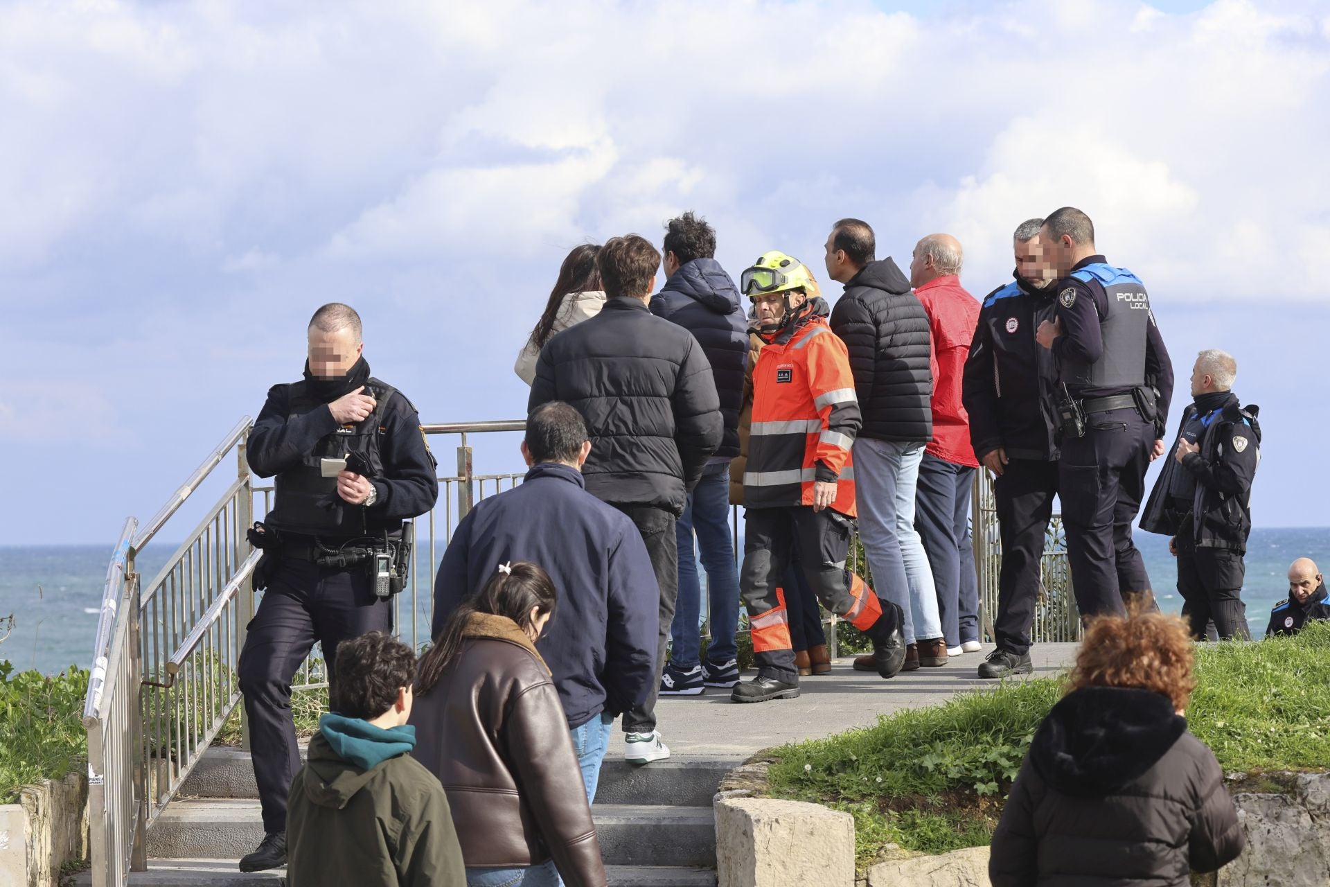 Despliegue de Policía, Salvamento Marítimo y Bomberos en el Cerro de Santa Catalina