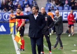 El técnico Javi Calleja da indicaciones a sus hombres, con Yeremay en el suelo.