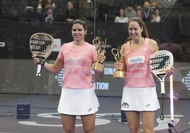 Delfi Brea y Gemma Triay con el trofeo del Gijón Premier Padel.