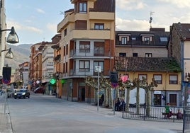 Las antiguas señales que prohibían circular en dirección a la Chalana, que hoy estarán cambiadas.