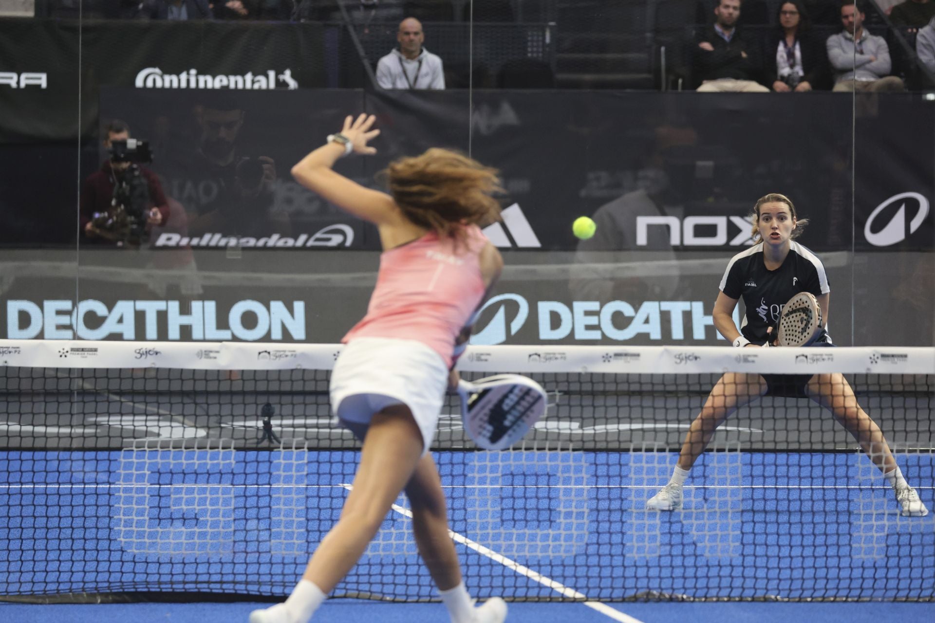 ¿Estuviste en la final femenina del Gijón Premier Padel? ¡Búscate en las fotos!