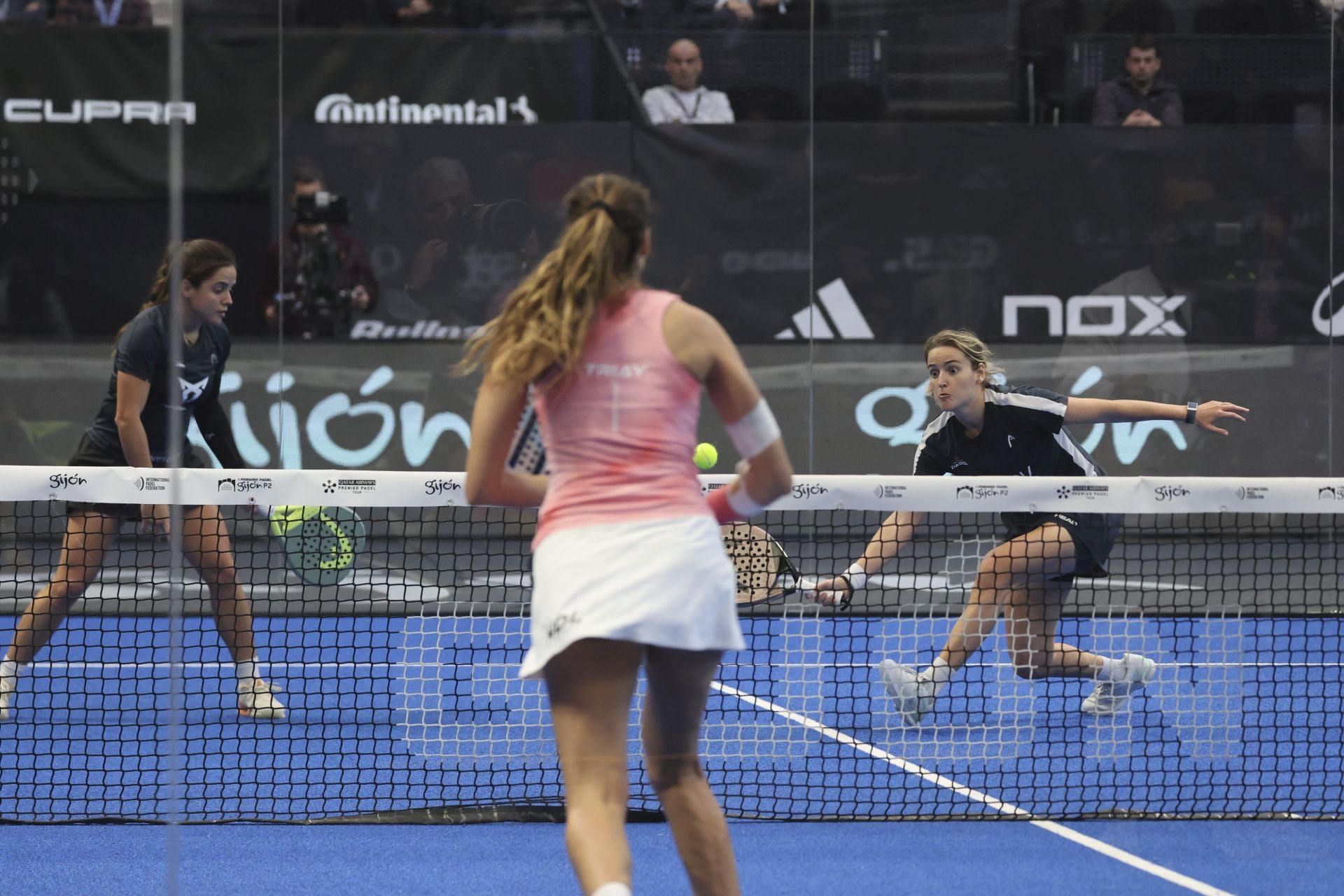 ¿Estuviste en la final femenina del Gijón Premier Padel? ¡Búscate en las fotos!