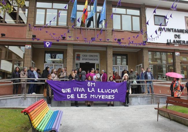 Concentración ante el Ayuntamiento de Llanera.