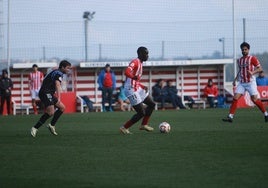 El sportinguista Amadou, autor ayer de los dos goles de su equipo, presionando por Menen.