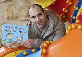 Adrián Menéndez en el parque de Las Vegas con su libro.