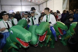 Un grupo disfrazado de dinosuarios, en la fiesta en Candás.