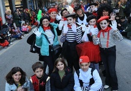 Mamis e hijos disfrazados de mimos invaden La Costa antes del desfile de Antroxu.