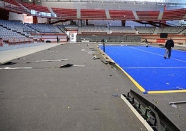 El desmontaje de las pistas, tanto la central, en la imagen, como las dos de la sala auxiliar, comenzó en la misma noche del domingo.