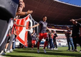 Djuka, ayer, en el momento de saltar al campo para el partido.