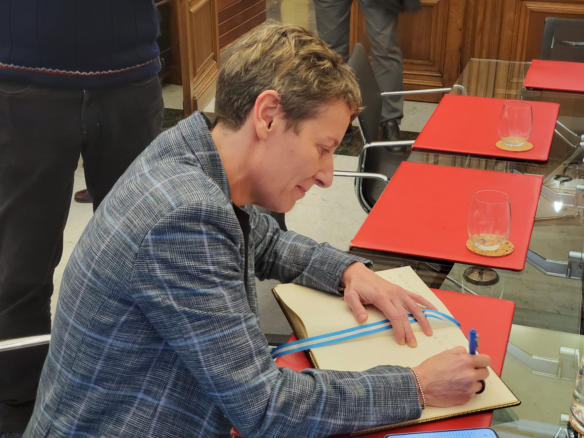 Elisa Aguilar, firmando en el libro de honor del Ayuntamiento de Avilés.