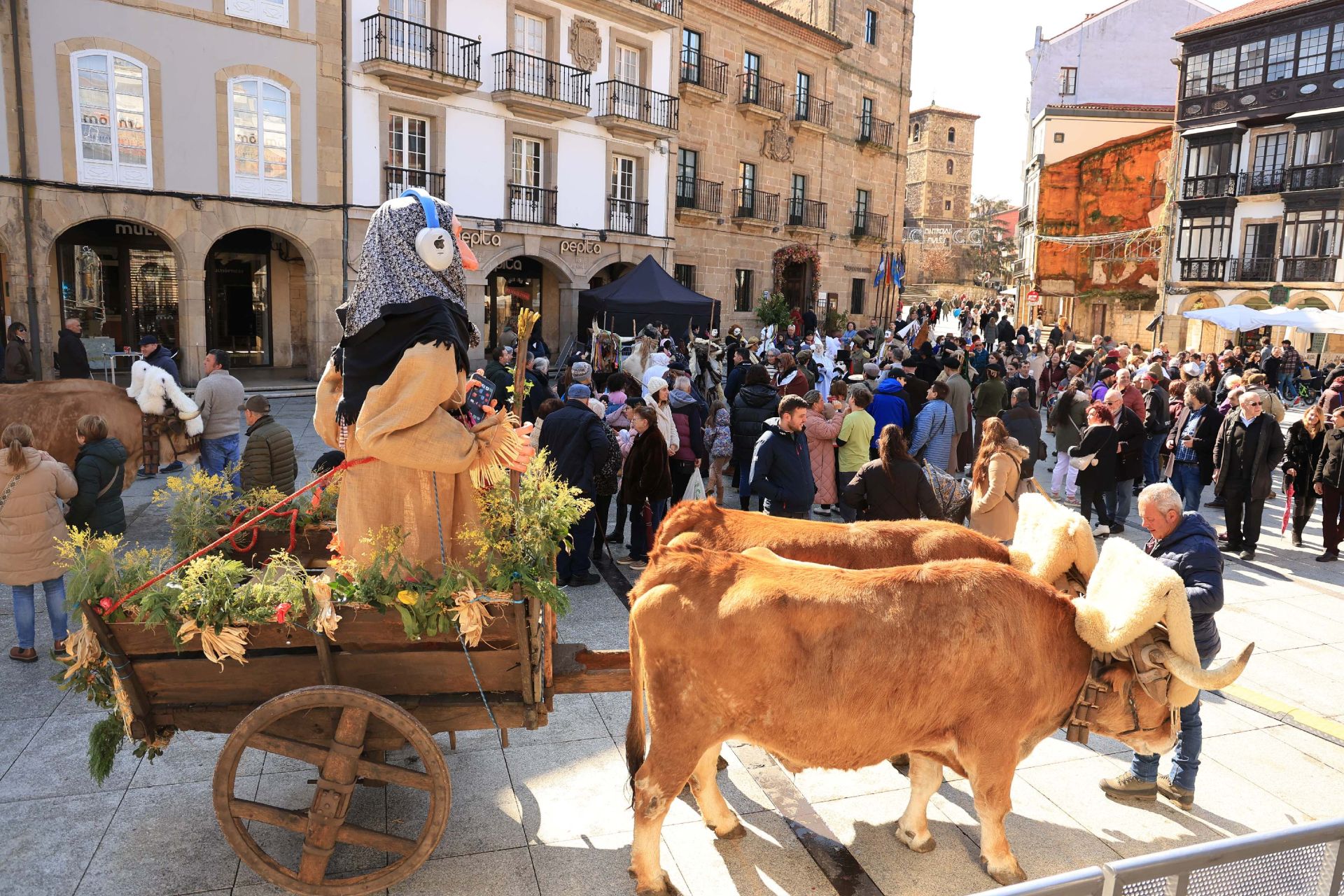 Los mazcaritos animan el Antroxu en Avilés