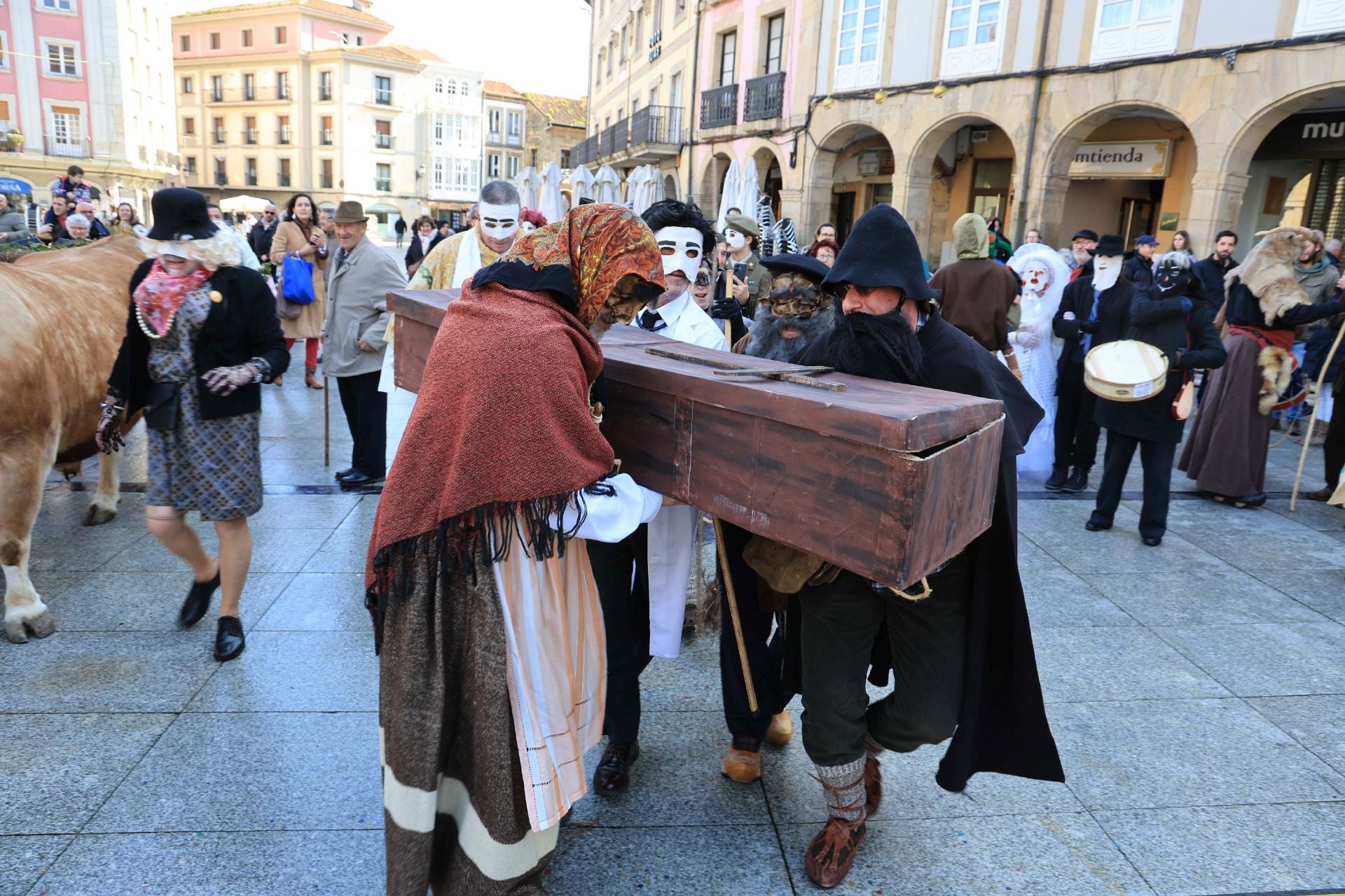 Los mazcaritos animan el Antroxu en Avilés