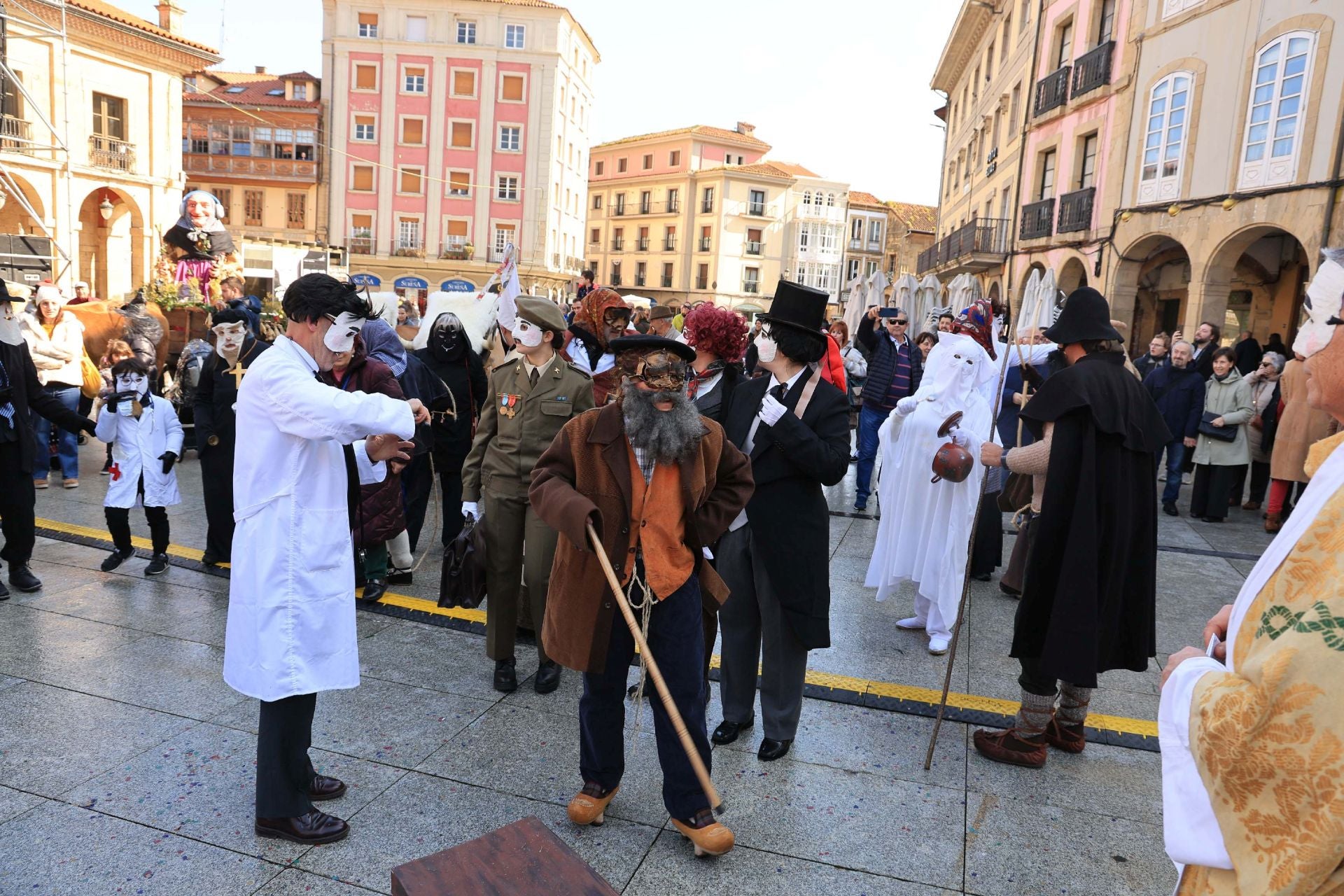 Los mazcaritos animan el Antroxu en Avilés
