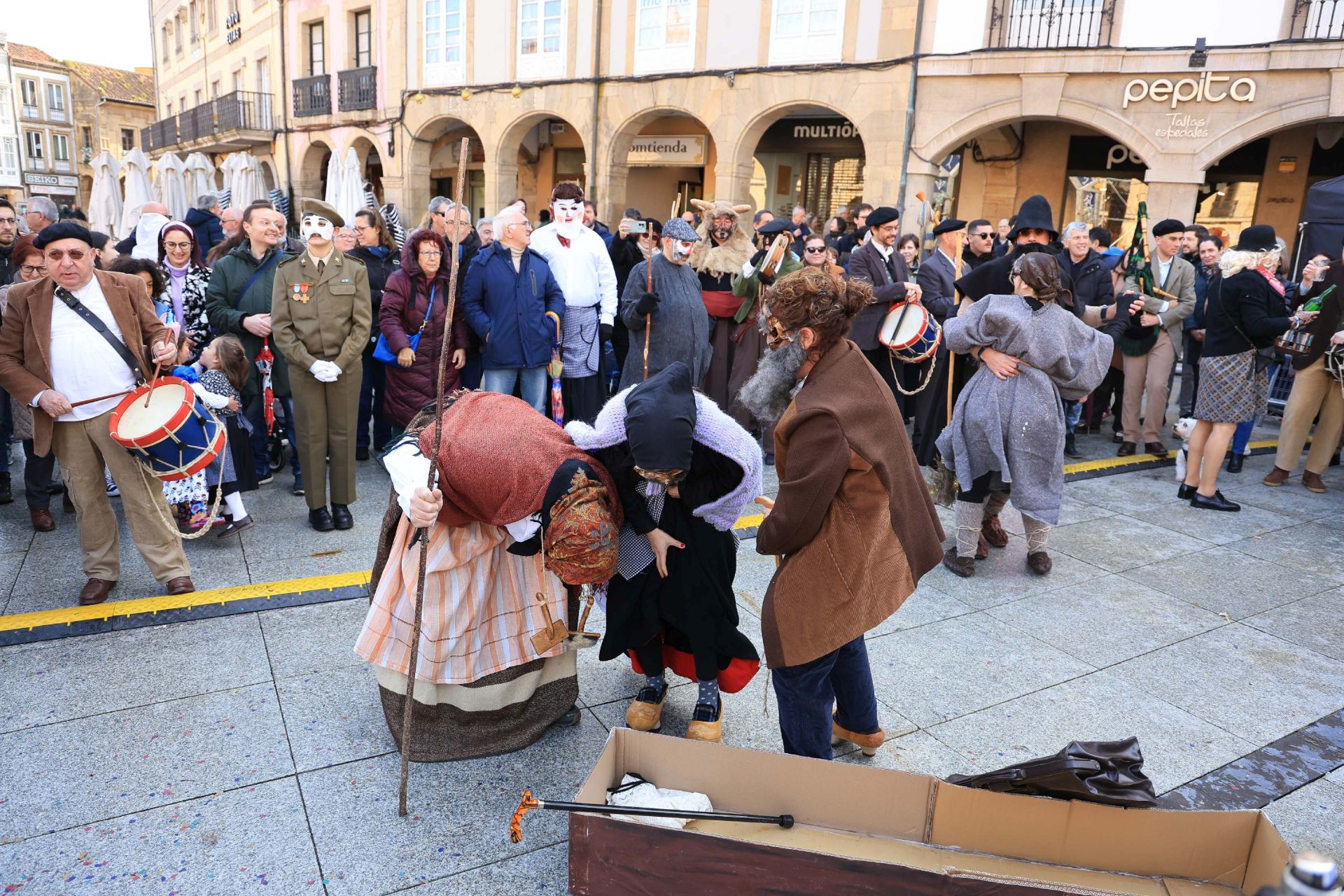 Los mazcaritos animan el Antroxu en Avilés