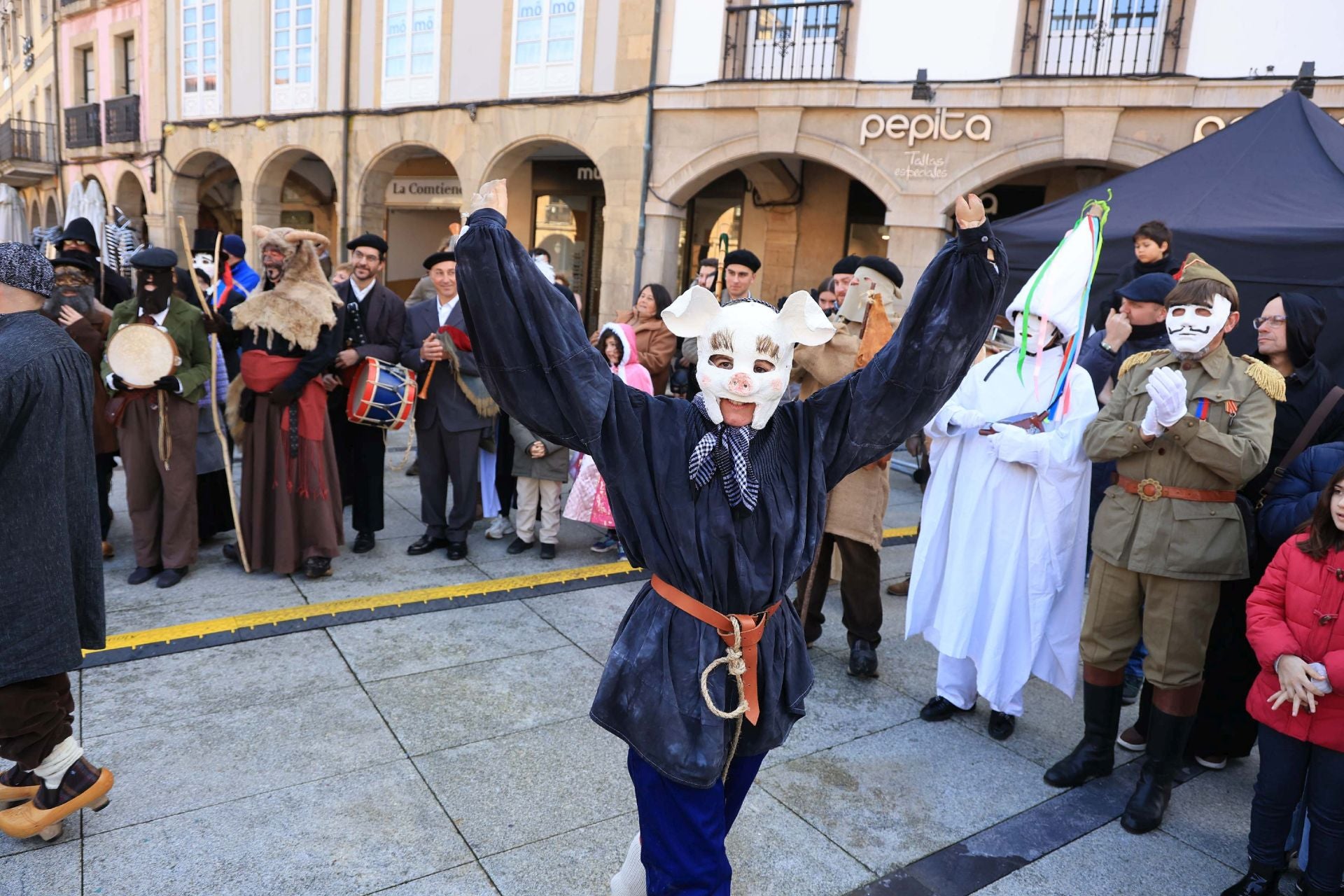 Los mazcaritos animan el Antroxu en Avilés