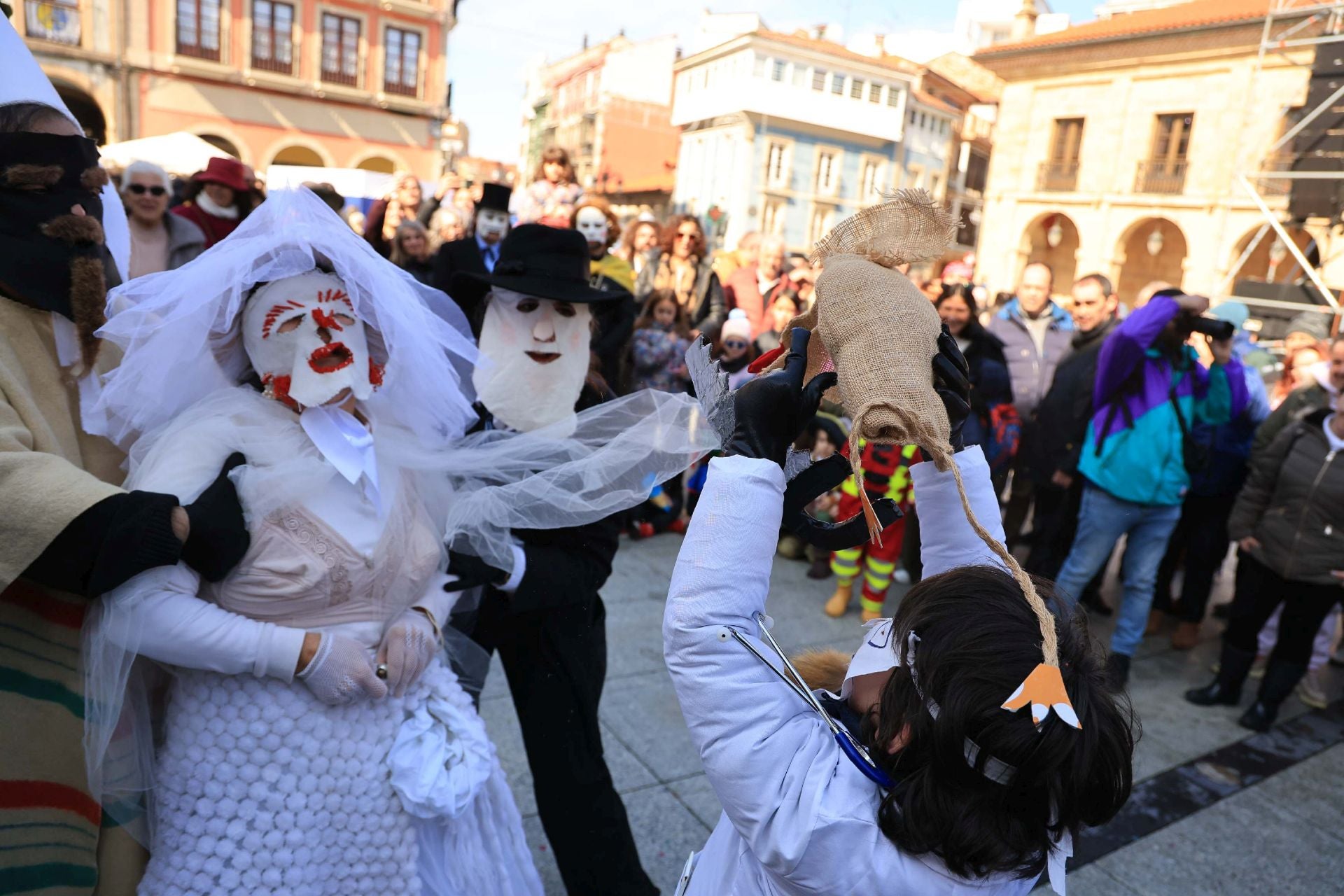 Los mazcaritos animan el Antroxu en Avilés