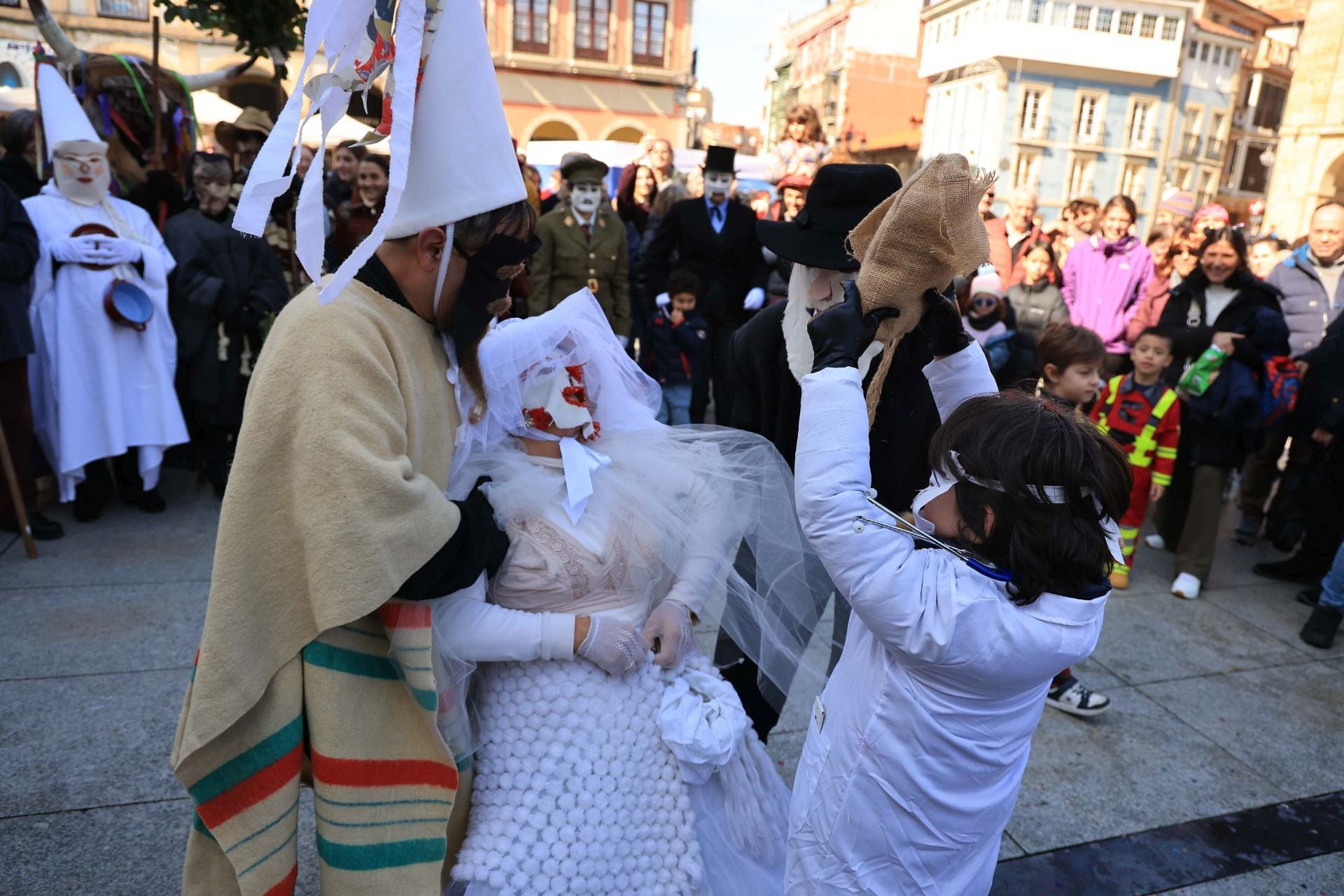 Los mazcaritos animan el Antroxu en Avilés