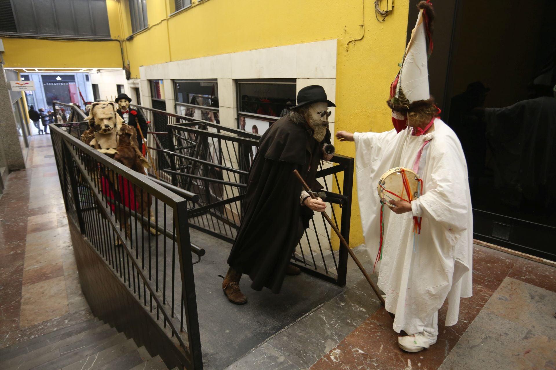 Mazcaritos reivindicativos desfilan en Oviedo