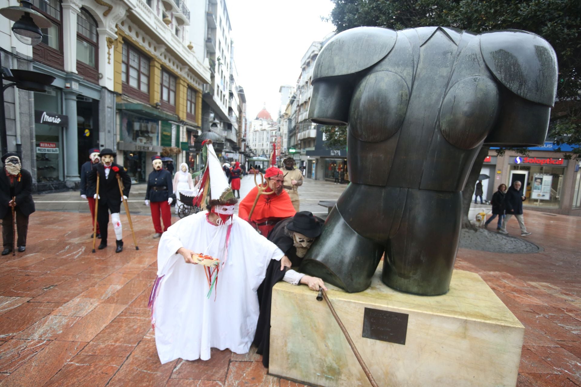 Mazcaritos reivindicativos desfilan en Oviedo