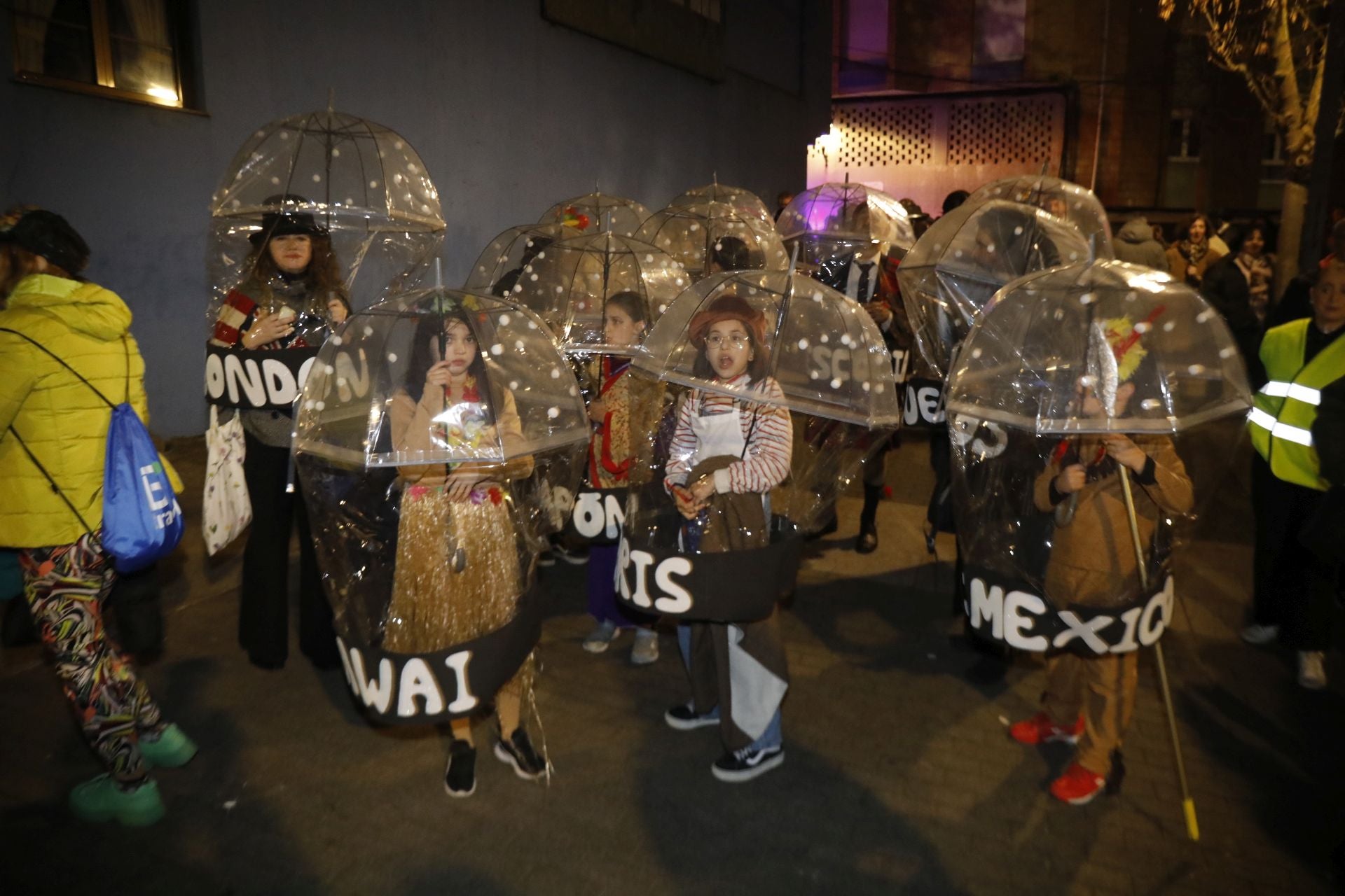 Diversión, música y todo tipo de disfraces en el Antroxu de Candás