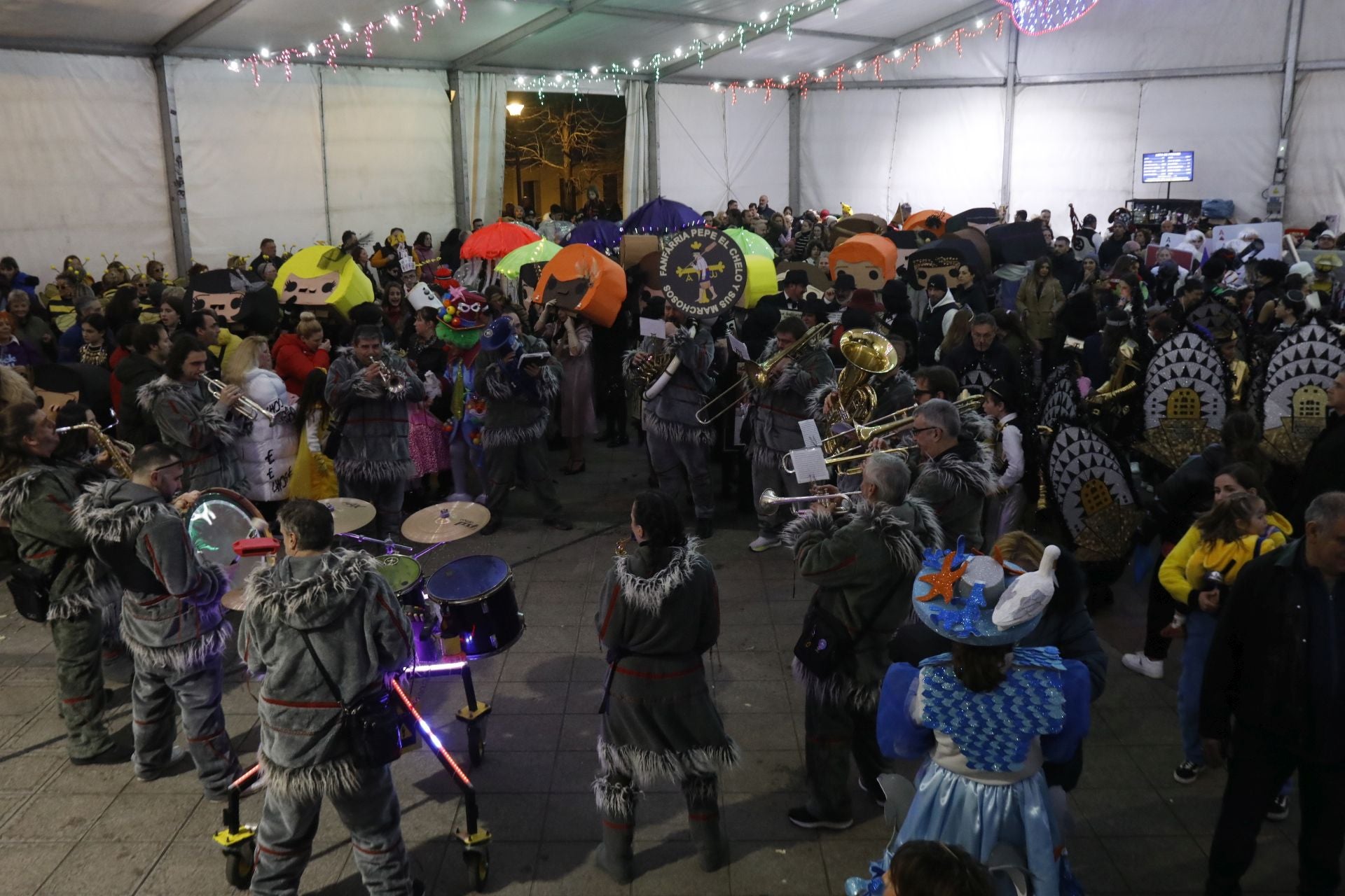 Diversión, música y todo tipo de disfraces en el Antroxu de Candás