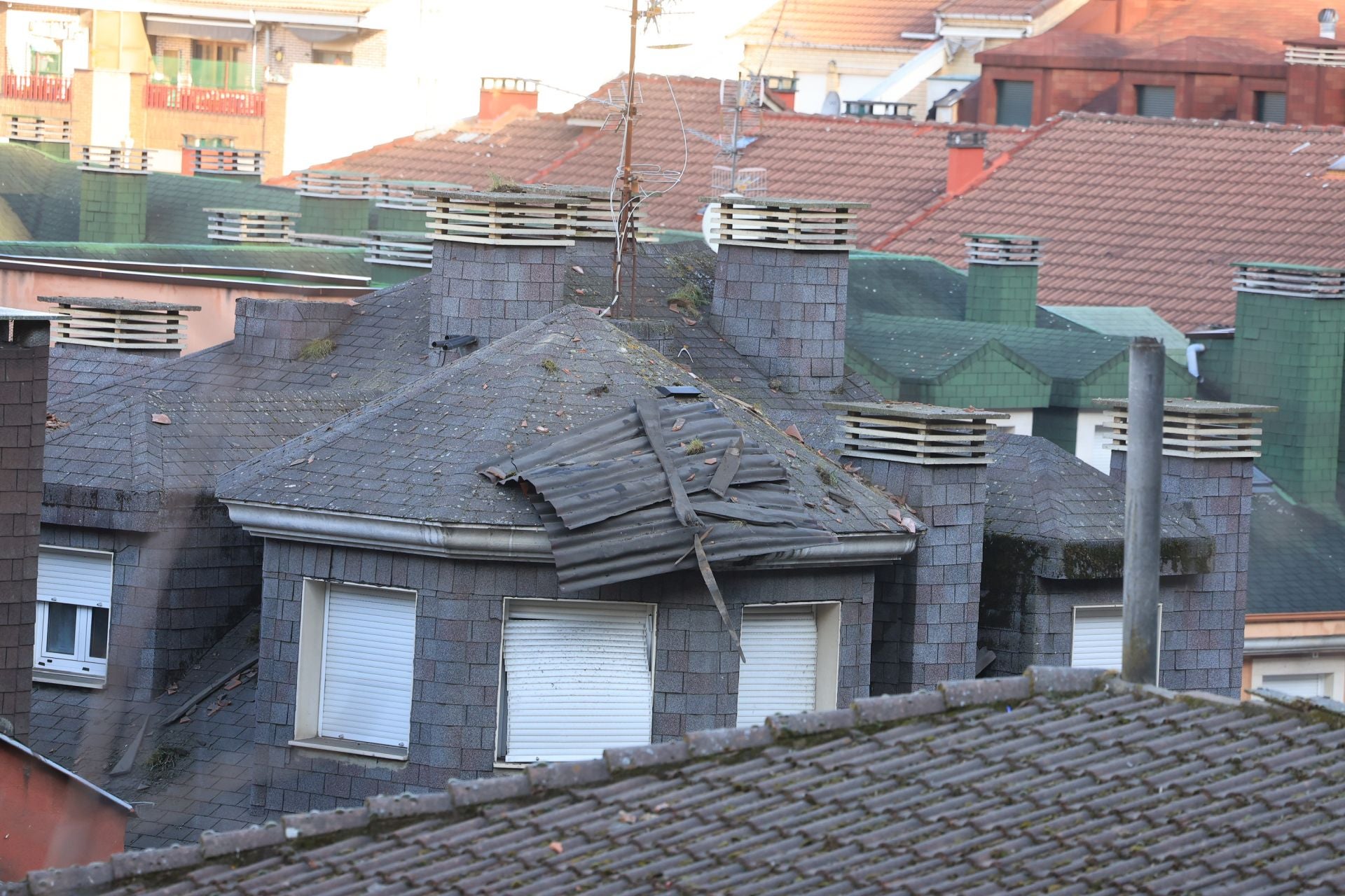 El día después de la explosión en Mieres, en imágenes