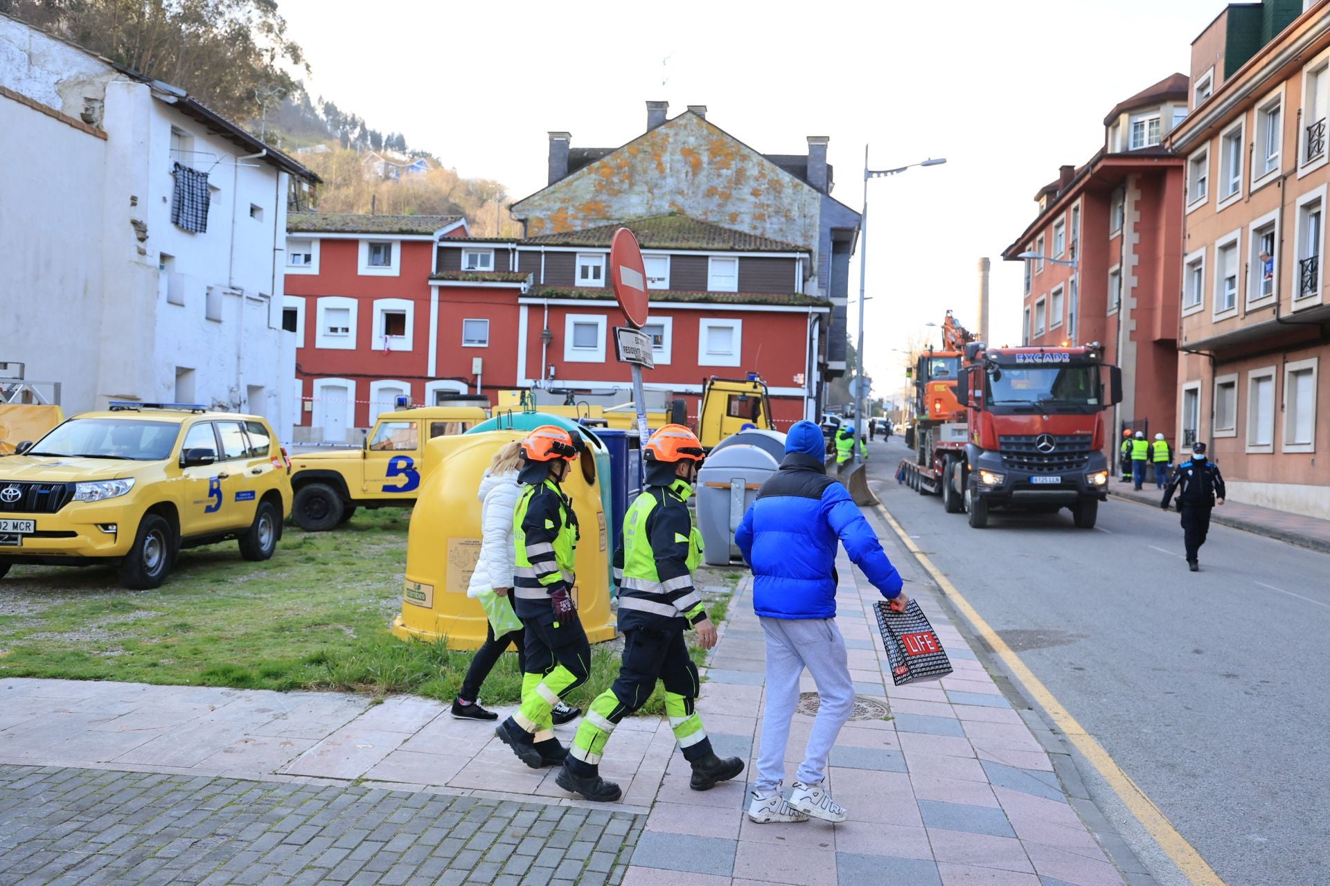 El día después de la explosión en Mieres, en imágenes