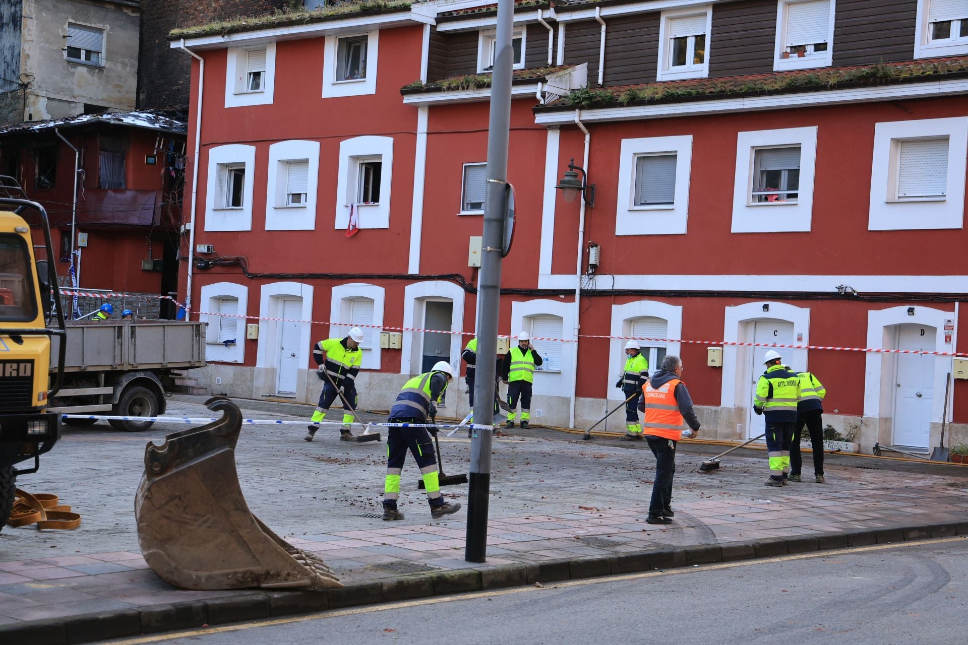 El día después de la explosión en Mieres, en imágenes