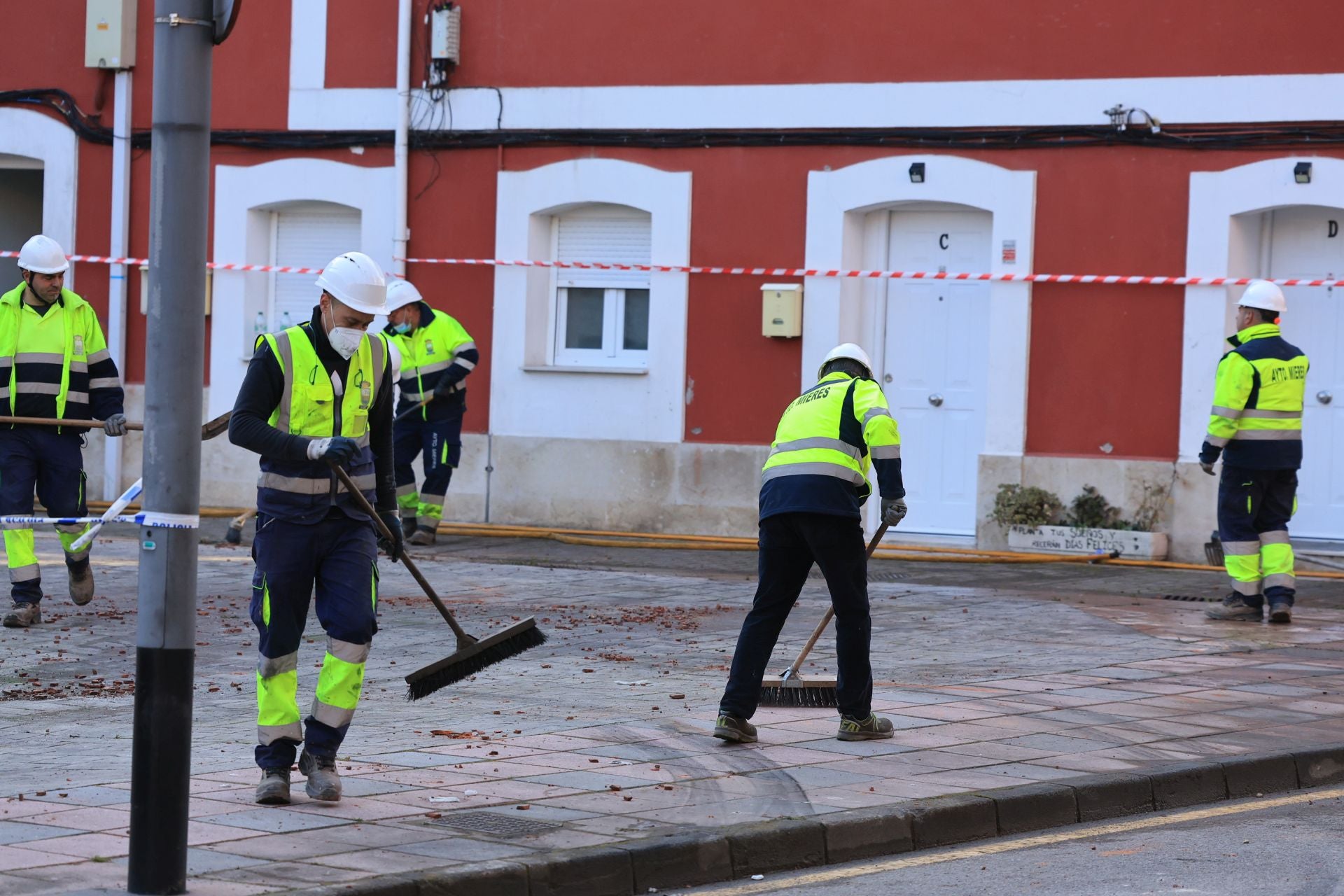 El día después de la explosión en Mieres, en imágenes