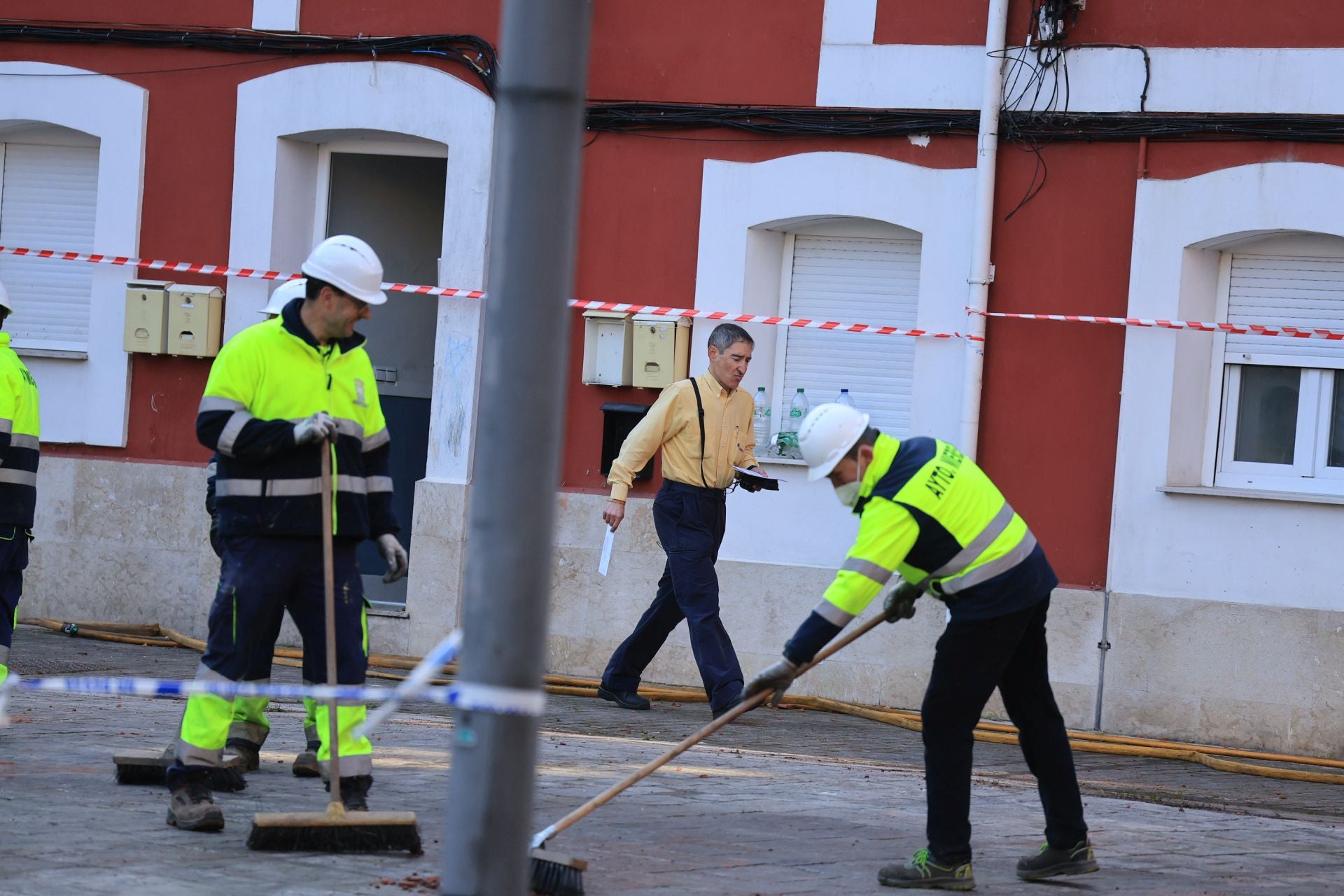El día después de la explosión en Mieres, en imágenes