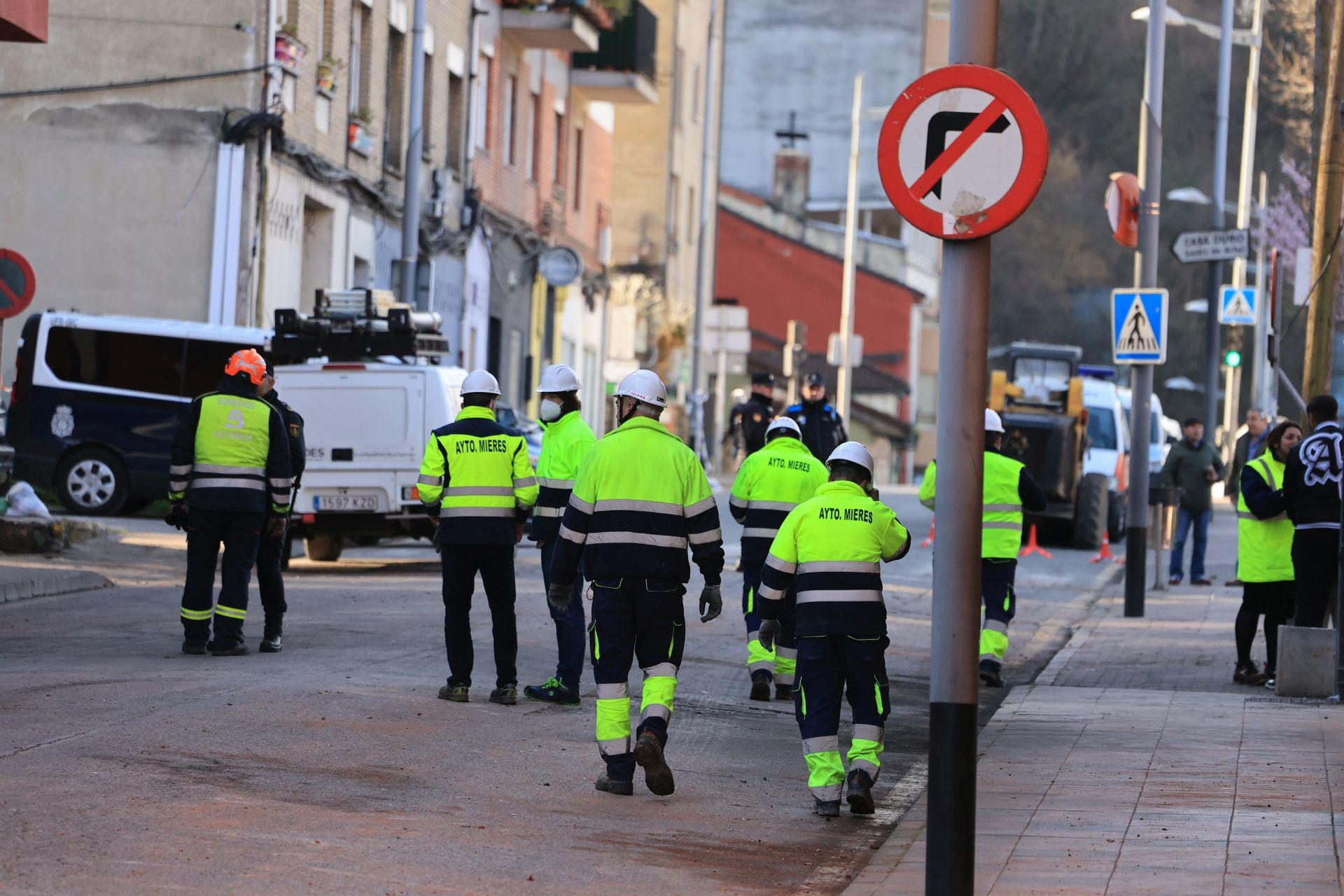 El día después de la explosión en Mieres, en imágenes