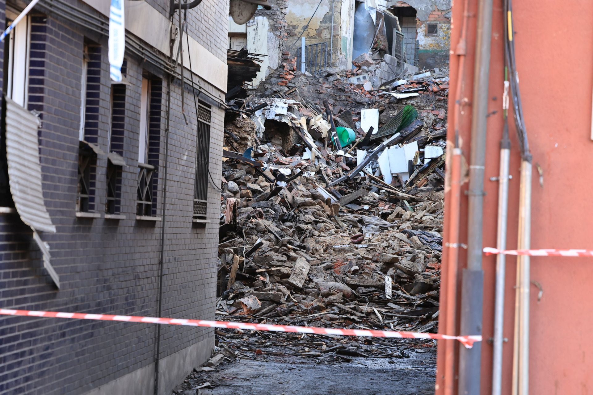 El día después de la explosión en Mieres, en imágenes