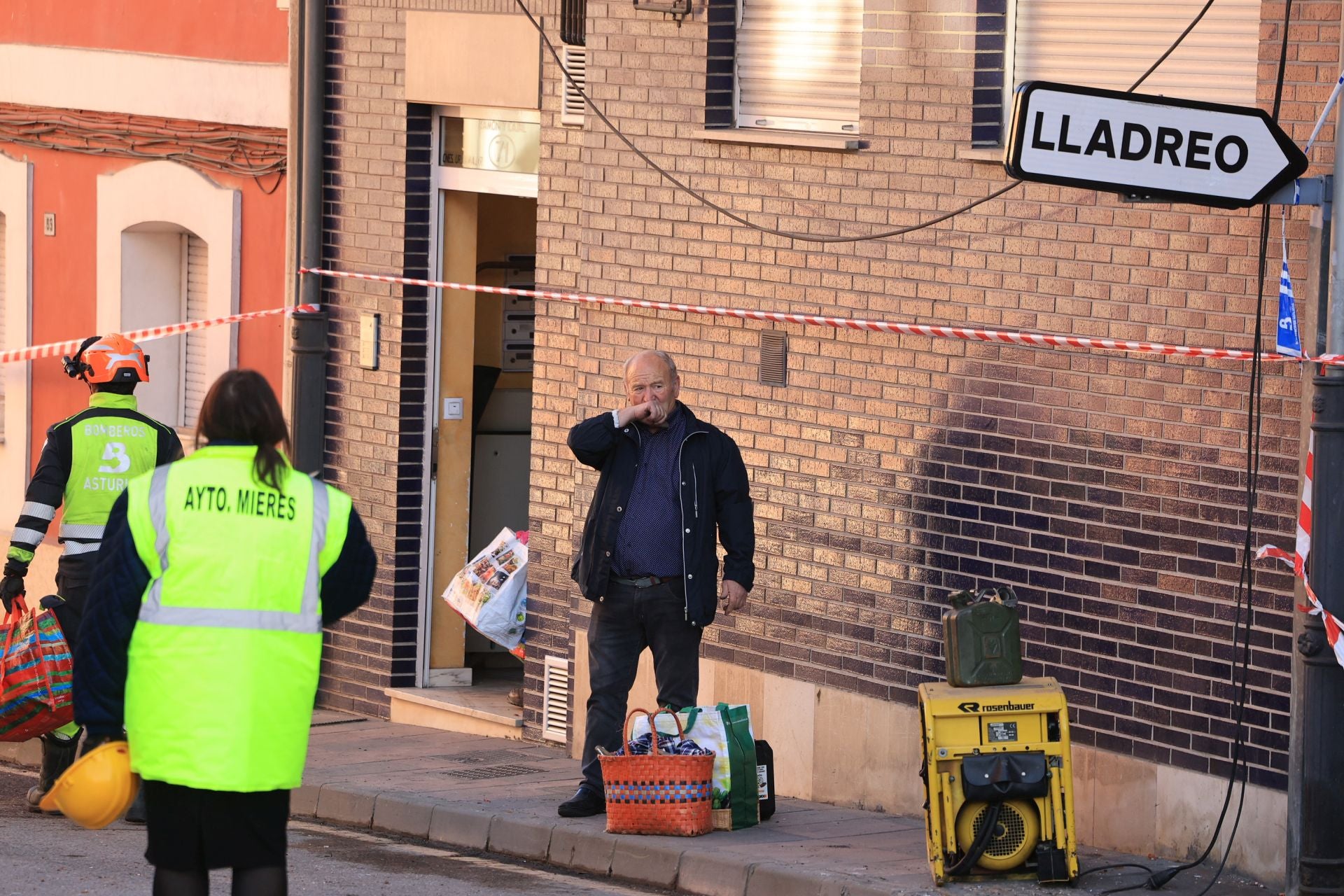 El día después de la explosión en Mieres, en imágenes