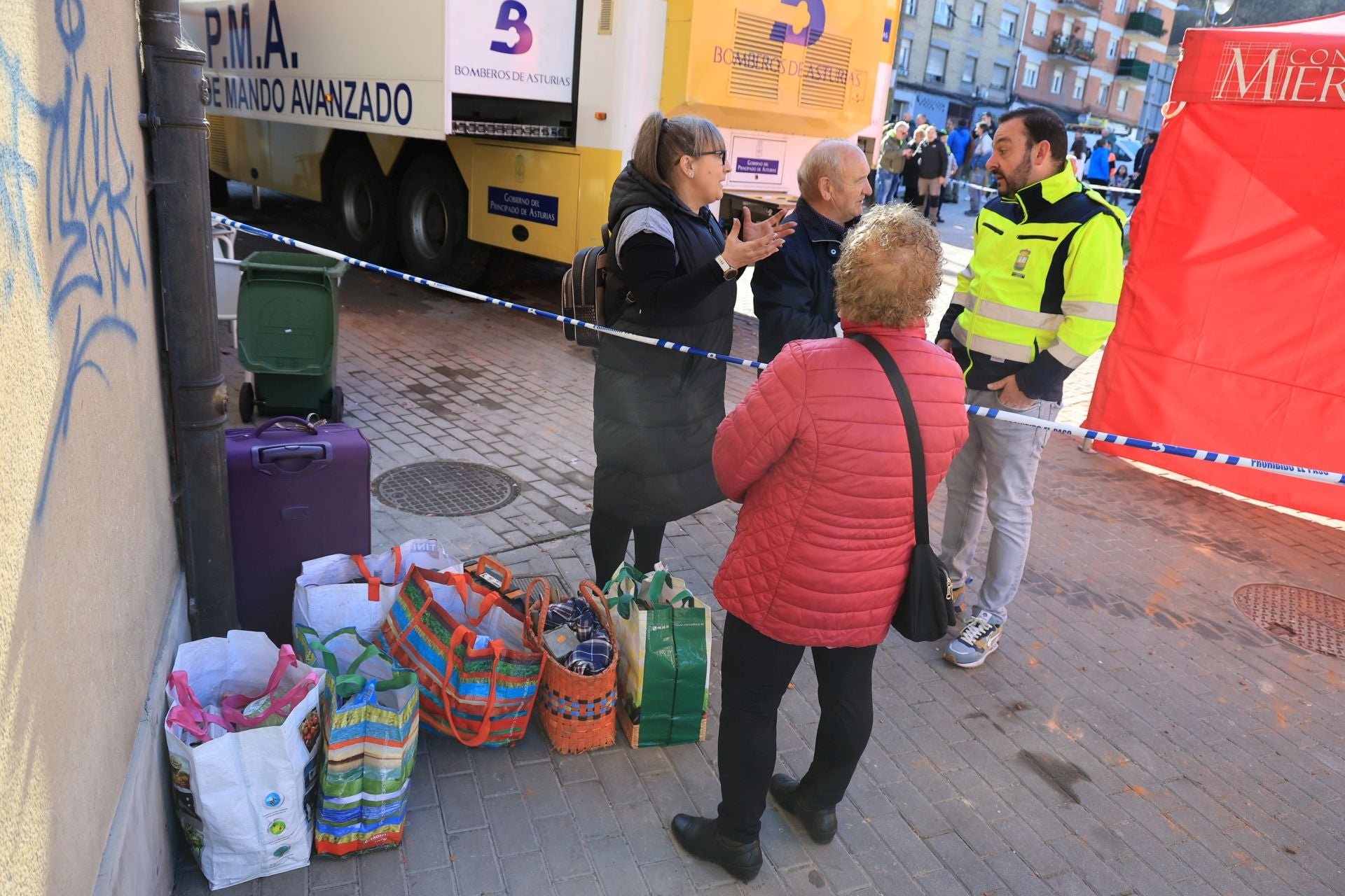 El día después de la explosión en Mieres, en imágenes