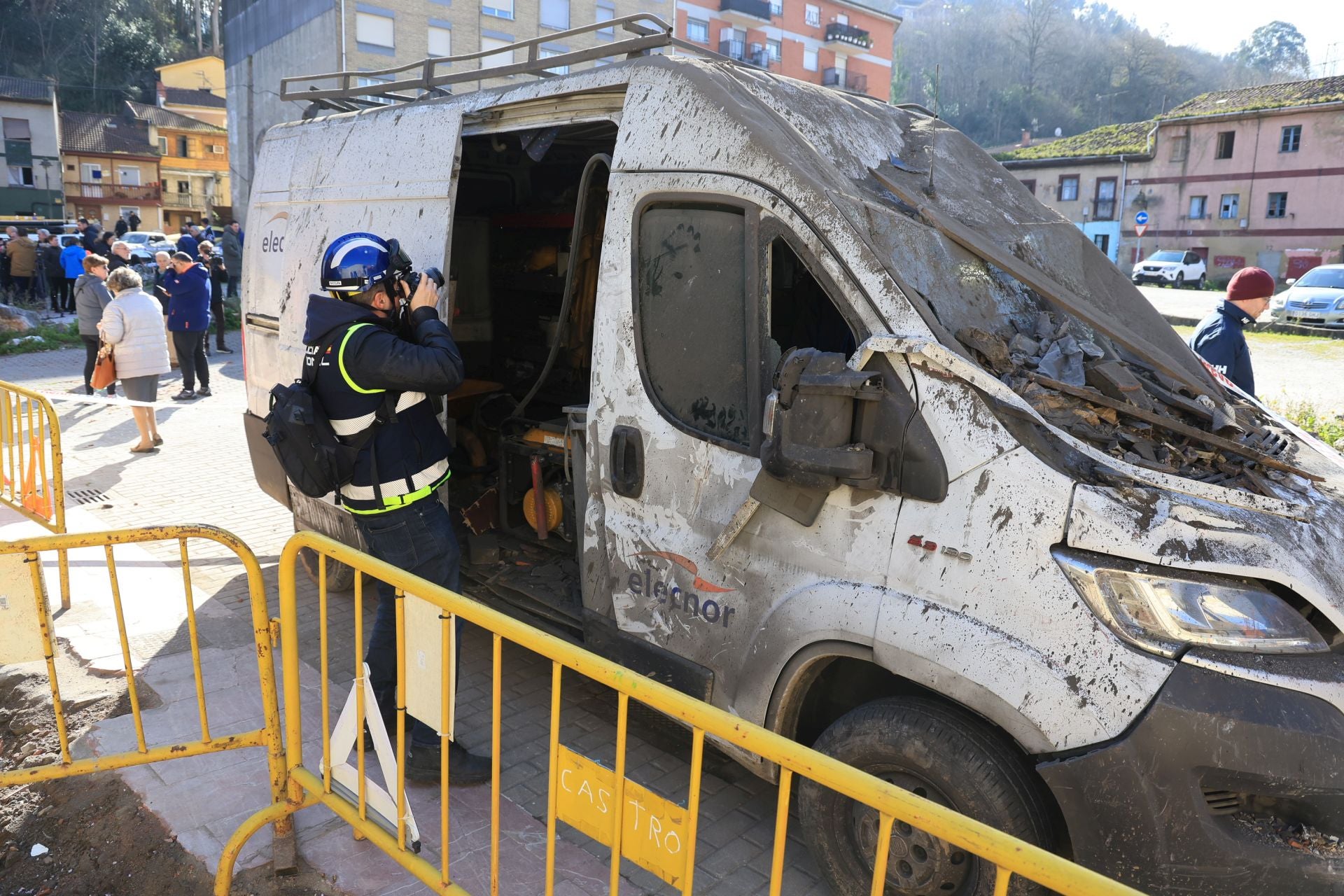 El día después de la explosión en Mieres, en imágenes