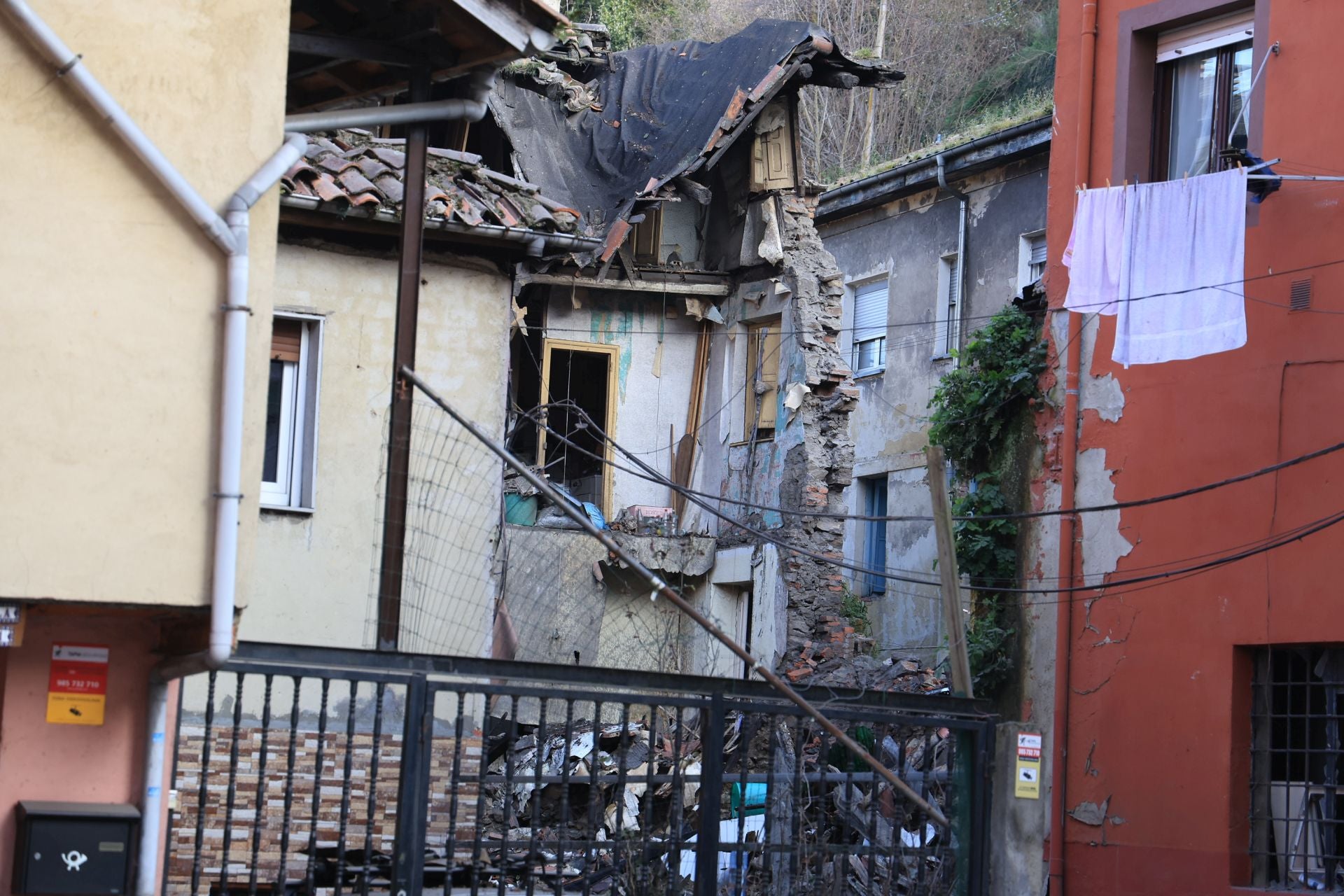 El día después de la explosión en Mieres, en imágenes
